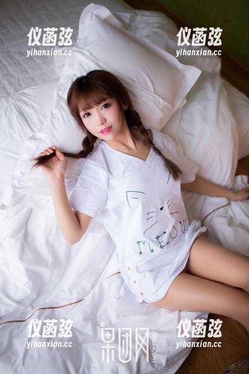 GIRLT果团网 - 高清教室图集，周晓唯摆出不同角度，讽刺“学习”这种事情真有趣。