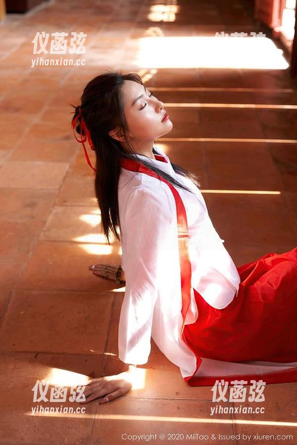 MiiTao蜜桃社 - 默默Momo的户外写真：风景在她眼中无处不在