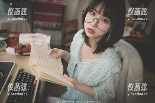 黑色不是悲伤，咱们找Uhye(이유혜)的写真，深沉中带点俏皮。