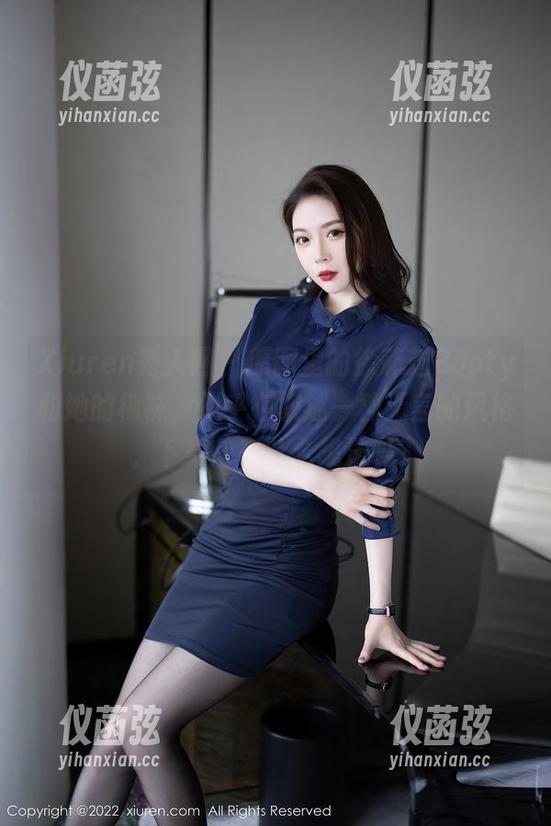 Xiuren秀人网 - 原图里的徐莉芝Booty和她的棉袜，似乎在叙述一种无言的风格，下载前有什么想法吗？