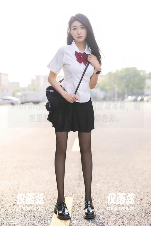 Xiuren秀人网 - 曦宝儿的红裙写真，图包里的美不只是肤浅的色彩。