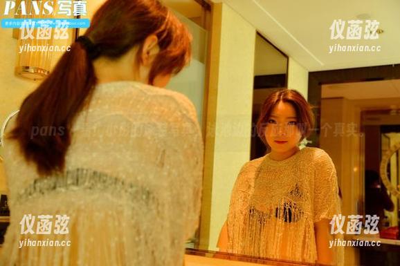 pans-小彤 pans - 看!小彤的泳装写真,泳池边的反应那叫一个真实。