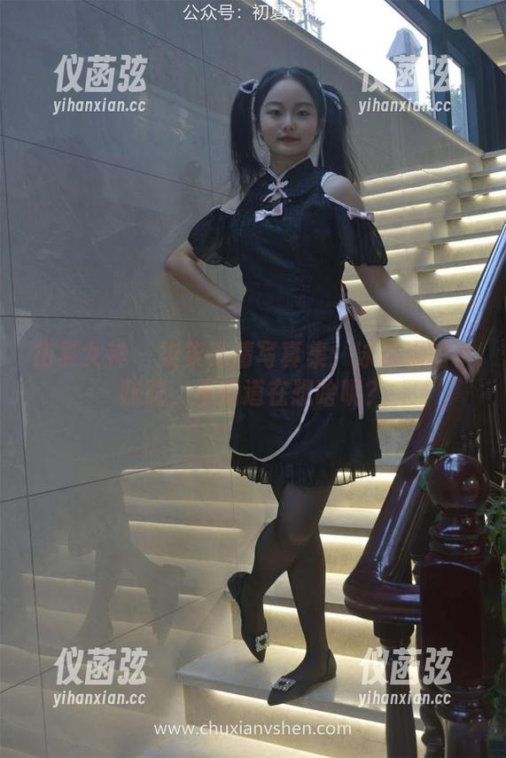 初夏女神-柒柒 初夏女神 - 柒柒高清写真集:泳池边的小眯眯,不知道在想啥呢?