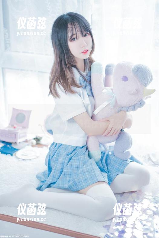 喵糖映画-蠢沫沫 喵糖映画 - 蠢沫沫:穿上水手服的写真小怪兽,套图中她在任性耍宝。