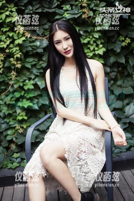 头条女神 - 有谁能不被莫晓希的浴室高清美图吸引？让人直想啪一下送上点赞。
