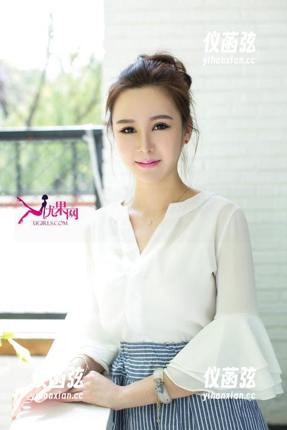 尤果网-王莹 尤果网 - 写真与原图的交错,王莹在透明中竟展现了这样的冲突。