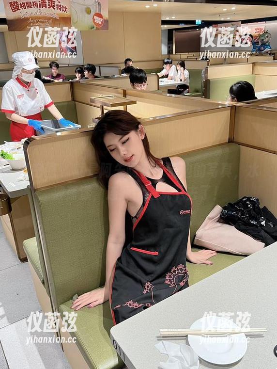 微密圈 - 就是阿朱啊在泳池边的写真，水波荡漾，连我都想跳下去了！