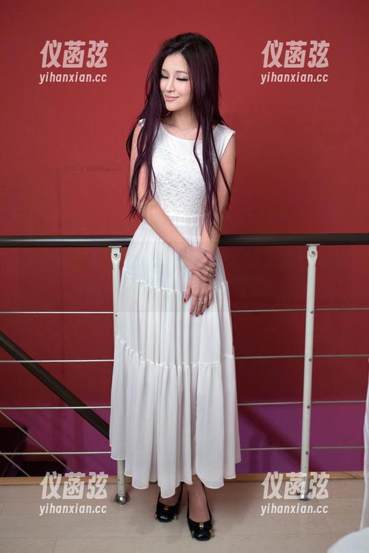 推女郎 - 粉色力量·星辰高清写真集：近如触手可及，远到天边去！