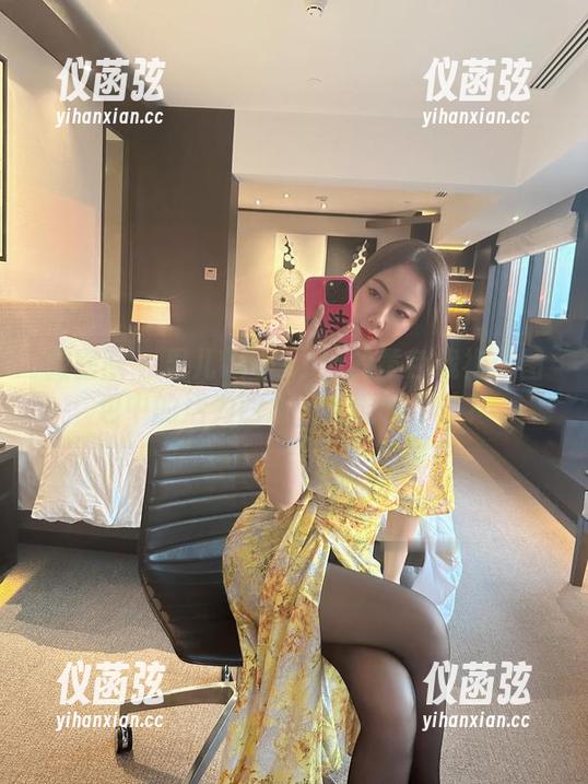 果儿Victoria 微密圈 - 果儿Victoria的黄色战袍:图包中的活力四射,谁能顶得住?