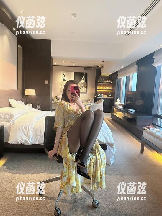 果儿Victoria 微密圈 - 果儿Victoria的体操服图包:谁没想过在家也要来一组比赛?