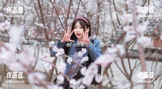 下载希娜小姐的写真集，想知道她和桃墨公子的日常到底有多神奇！
