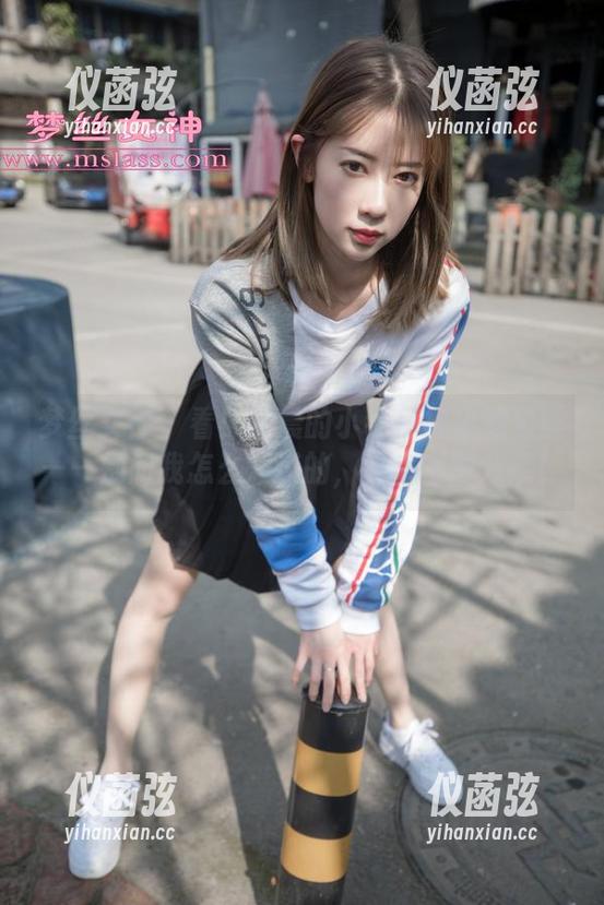 梦丝女神 - 看！雨晨的小牛仔裤里藏着丝——别问我怎么知道的，快来套图分享！