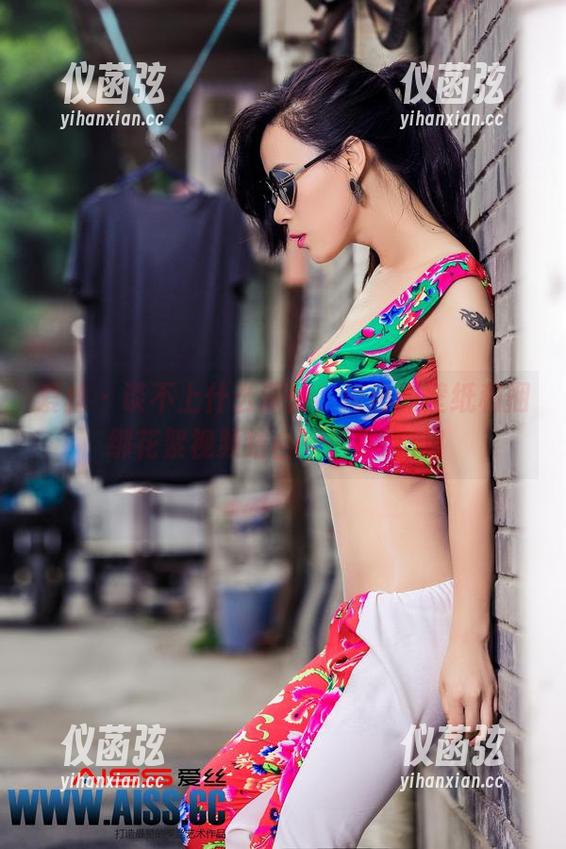 爱丝 - 谈不上什么深情，何冉的壁纸和捆绑花絮视频结合得恰到好处！