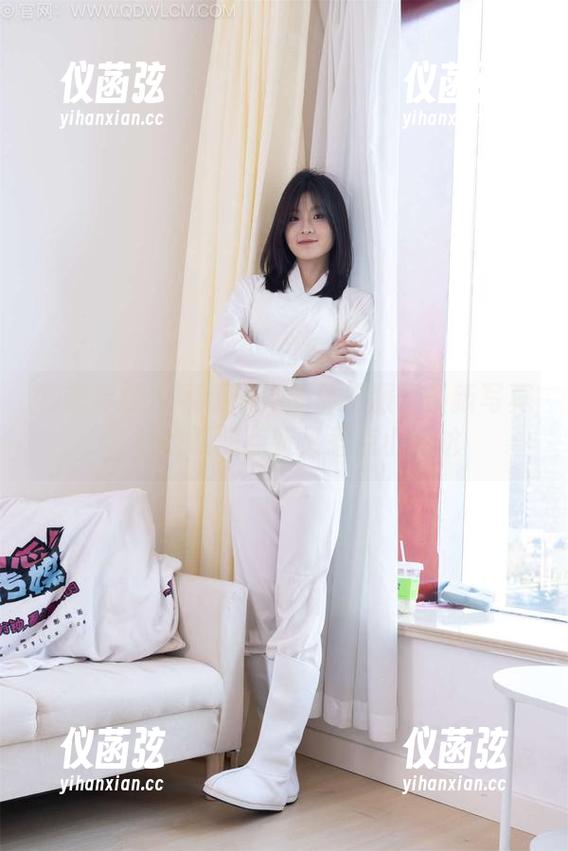 物恋传媒 - 菜菜和她的体操服：最新写真，让我既想点赞又惹点小尴尬