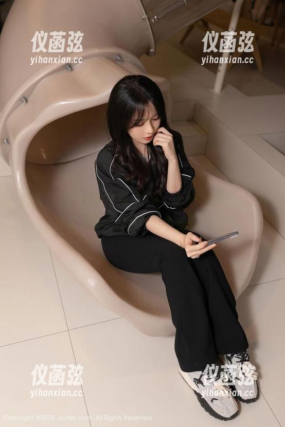 秀人网-娜露selena 秀人网 - 合理安排一下,小心娜露selena又来分享她的奶牛美图了!