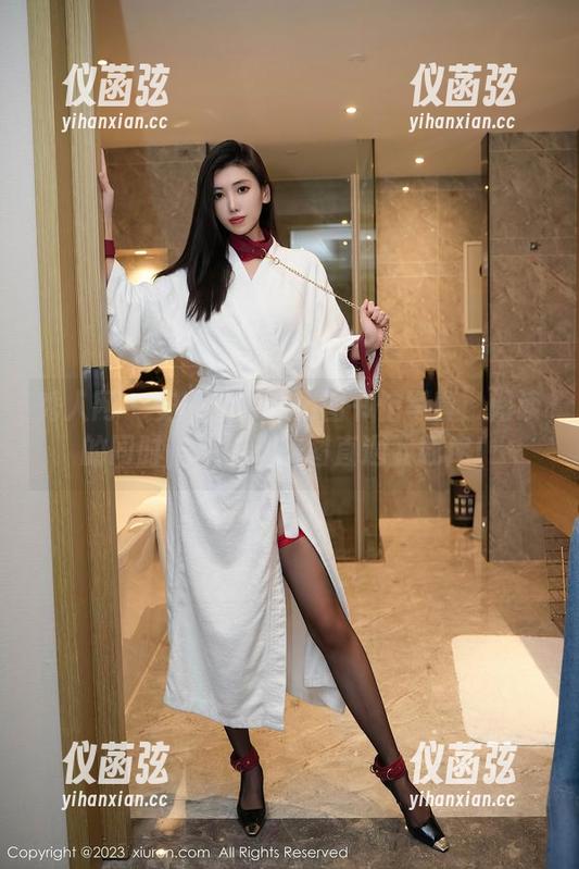 秀人网 - 安然maleah图书馆写真：阅读的同时，顺便让美图直通下载库！