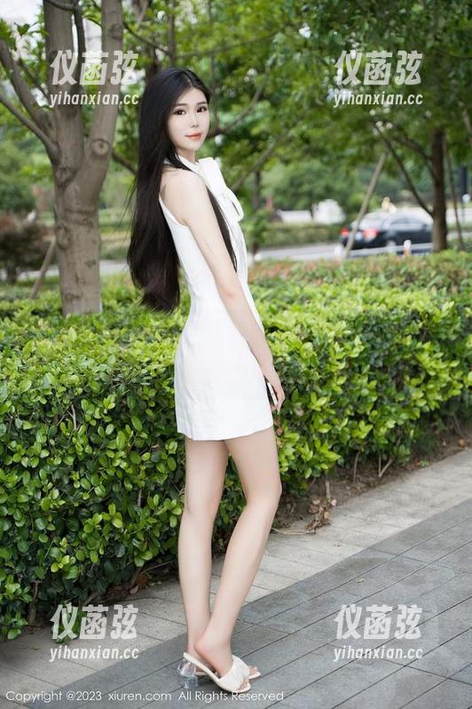 秀人网-蓝夏 秀人网 - 蓝夏的空姐美图又来了,不是我说这衣服像是在云端上舞蹈呢。