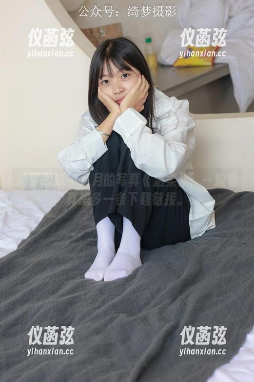 绮梦摄影 - 月月的写真《温柔》：一边看真想多一条下载链接。