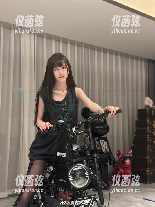 腐团儿Ikaros 腐团儿Ikaros的白裙私拍:我发现了裙子的另一种打开方式!