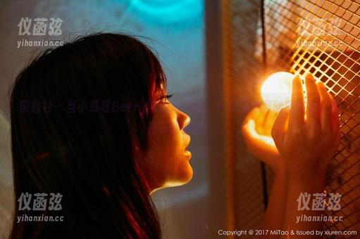 蜜桃社 - 当小草莓Berry与浴缸相遇：一场无法言喻的写真，尽在下载基地！
