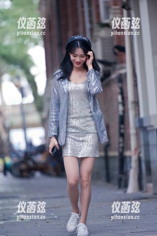 魔镜街拍-婷婷 魔镜街拍 - 婷婷的最新照片让我忍不住想赞美,但又觉得似乎要低调点,那包臀灰裙好难抵抗啊。