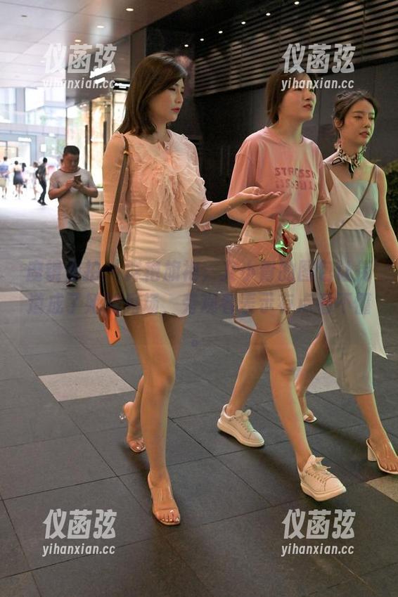 魔镜街拍 - 鲜艳旗袍，艾小青的图包让街道成了她的秀场，旁观者表示有点看不懂。