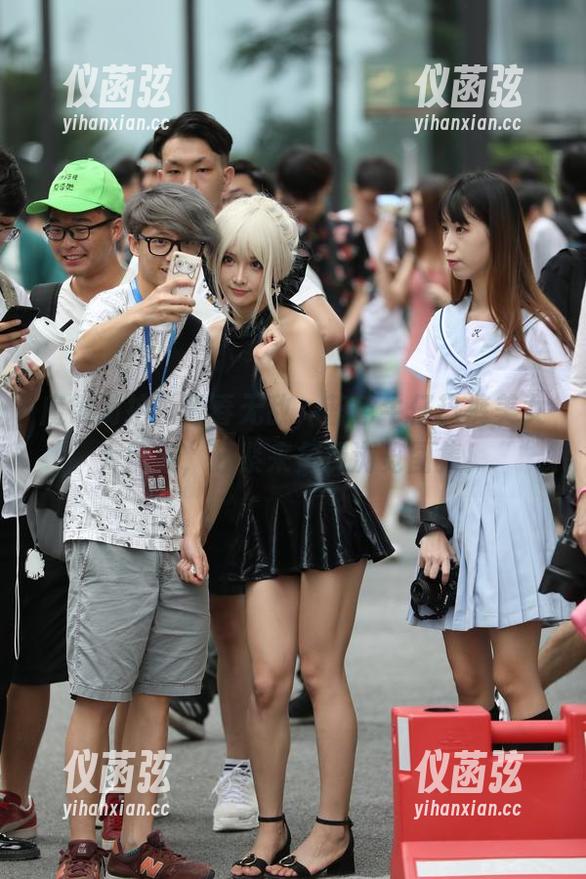 魔镜街拍：青春无敌，蓝色牛仔热裤美女大解放，赶紧来免费浏览图集！