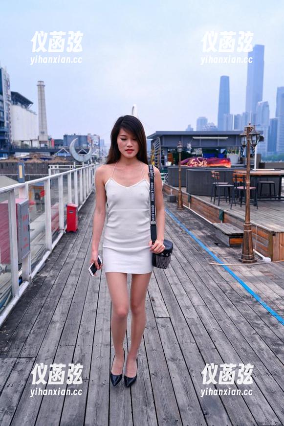 魔镜街拍：依依的买东西时刻，请准备好你的眼睛