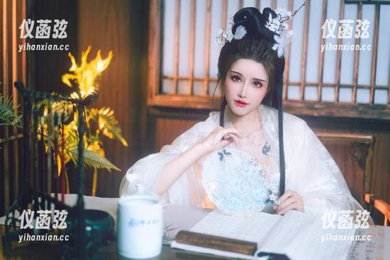 白色的原图中，“鹿八岁baby”好像在对我wink，哦天啊，我该是为何宠坏了的观众？