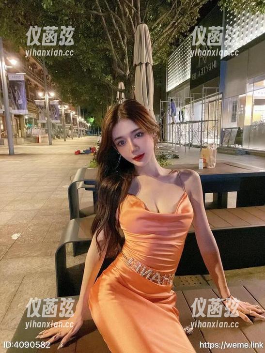 黎允熙baby 微密圈 - 这件定制连衣裙,能从黎允熙baby身上找到怎样的气质?好奇心在跳跃,不禁想靠近。